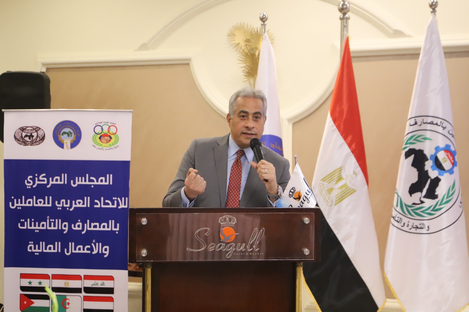 وزير القوى العامله 